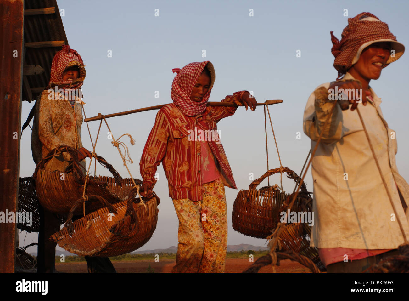 Drei Frauen arbeiten in der glühend heißen Salz Farmen von Kampot, Kambodscha. Stockfoto