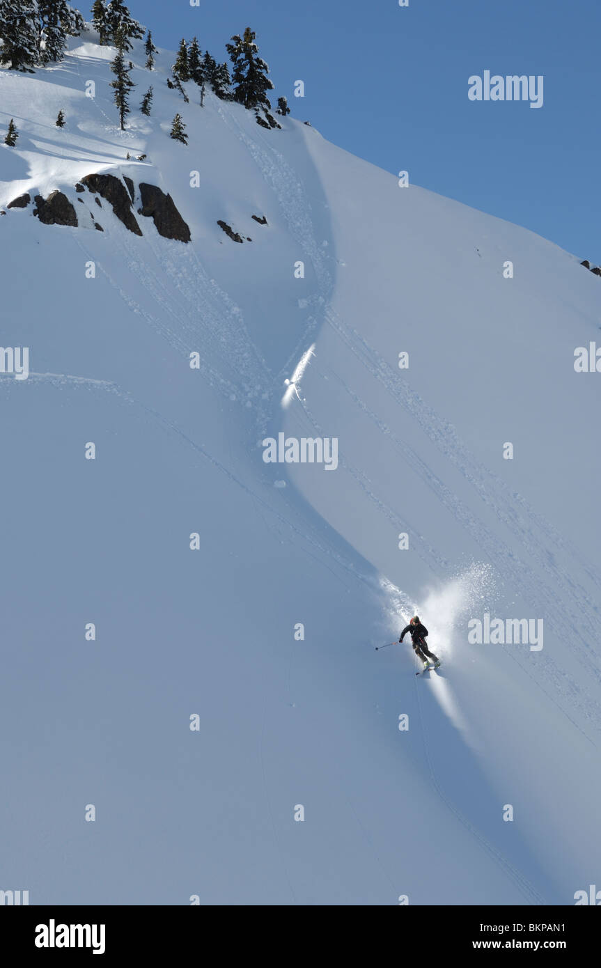 Ein Skifahrer in einem Pool von Sonnenlicht Skifahren abseits der Piste Pulverschnee in den Mount Baker Backcountry Whatcom County Washington State USA Stockfoto