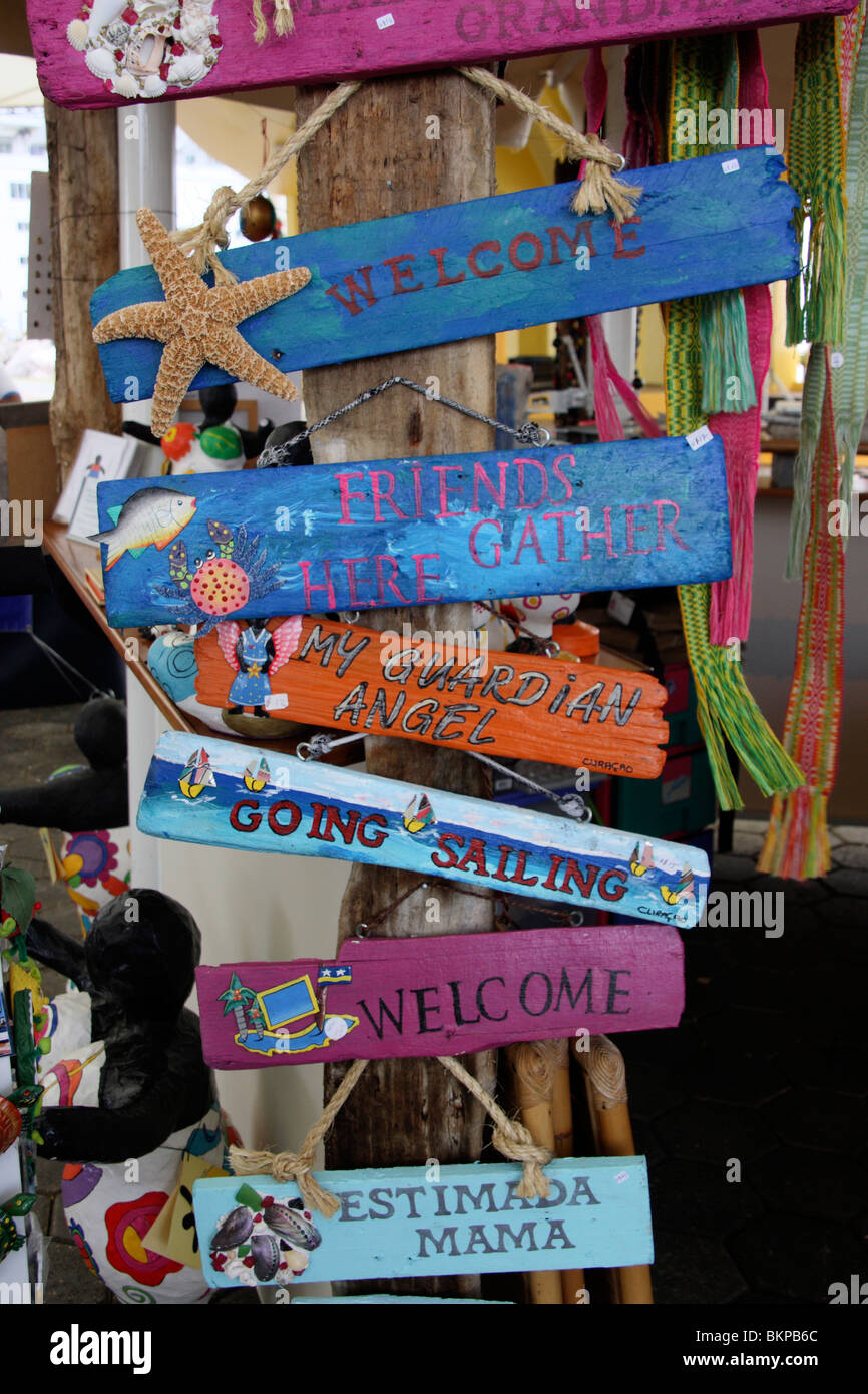 Bunte Zeichen Tafeln zeigen verschiedene Ferienaktivitäten aus einem Suvenier Shop, Ned Antillen, Curacao, Karibik, Mittelamerika Stockfoto
