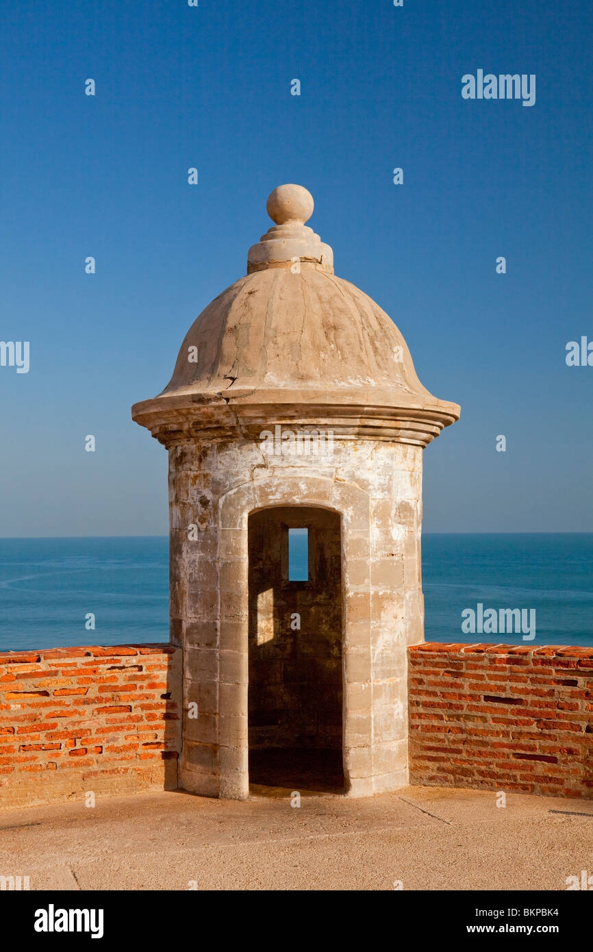 Ein Schilderhaus mit Blick aufs Meer auf der Burg von San Cristobal in San Juan, Puerto Rico, West Indies. Stockfoto