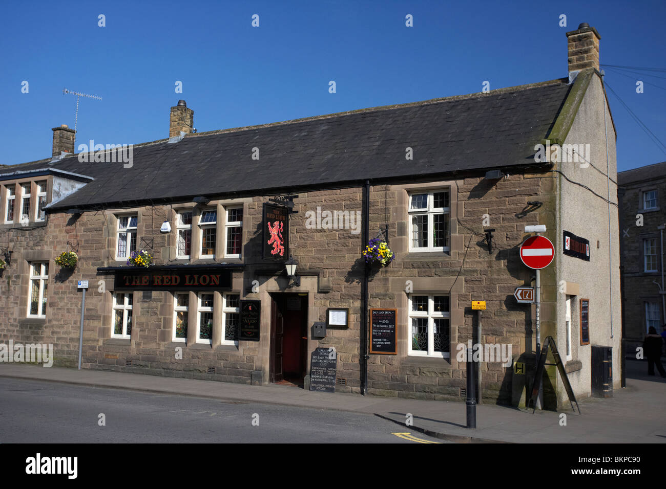 der red Lion Pub in Bakewell Stadtzentrum in hohen Peak District Derbyshire England Großbritannien. Stockfoto