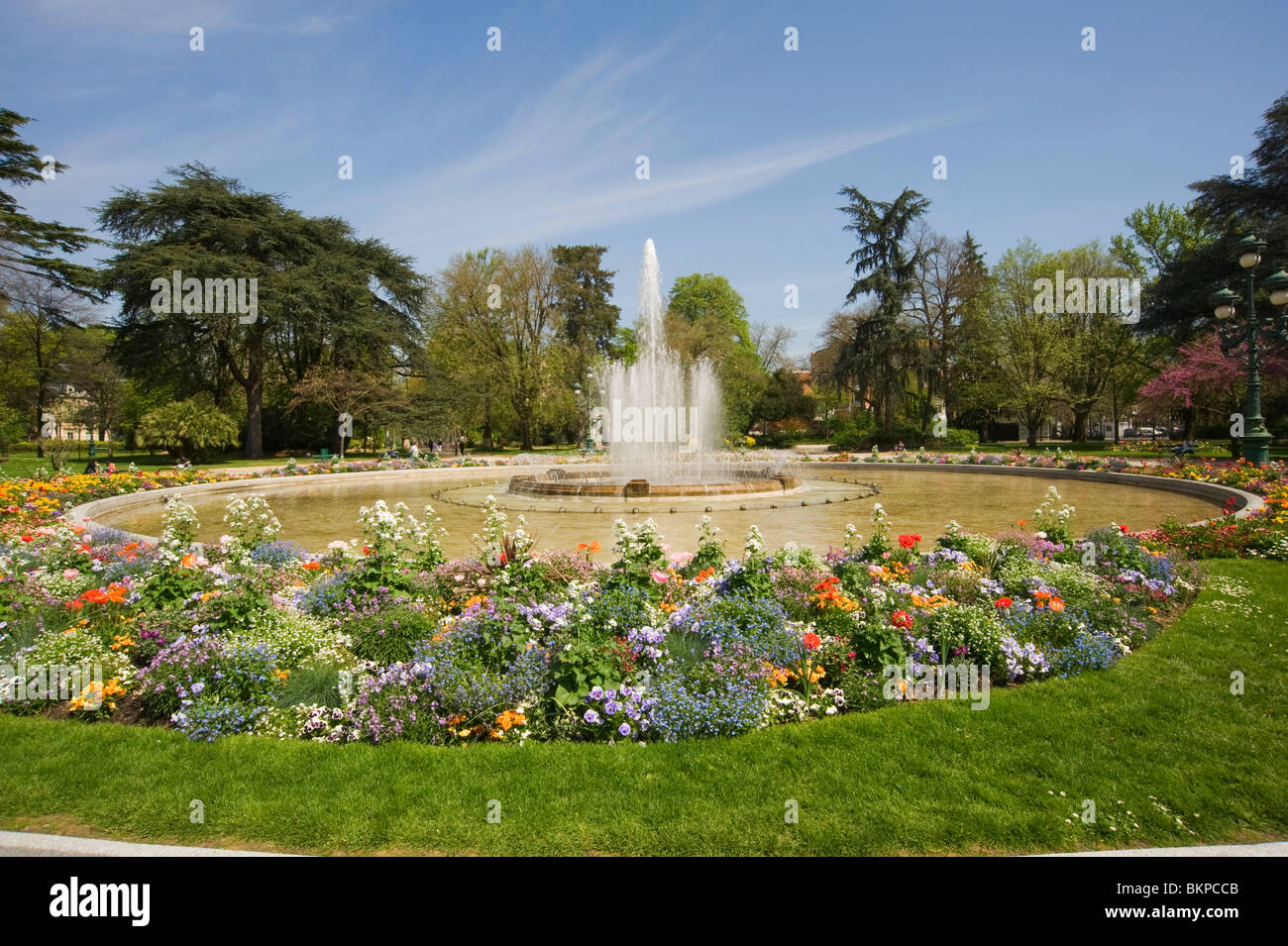 Jardin du Grand Rond und Brunnen mit schönen Blumenbeeten in Toulouse Liebestollheit-Garonne Midi-Pyrenäen-Frankreich Stockfoto