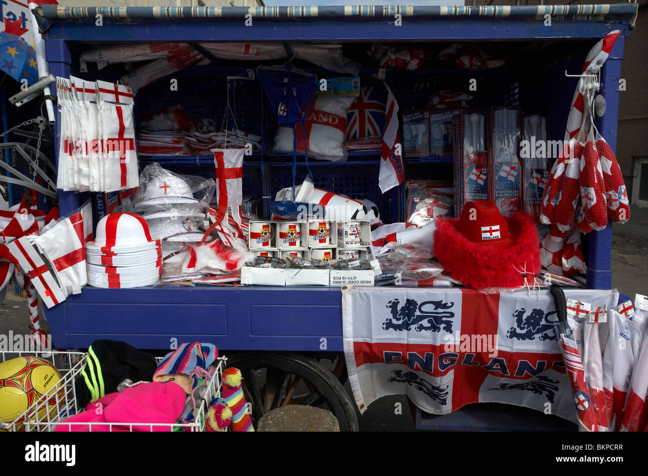 Stall selling England Fahnen und England Souvenirs in Blackpool England uk Stockfoto