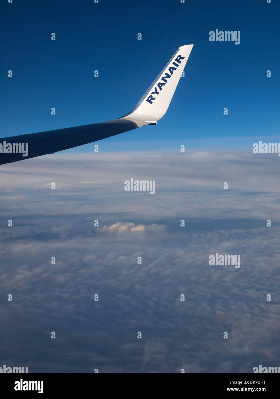 Ryanair Flügelspitze Boeing 737-800 mit blauen Himmel und Wolken irgendwo über Norditalien Stockfoto