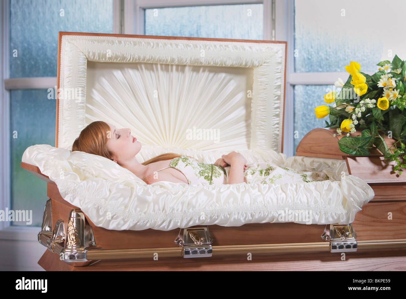 Eine verstorbene junge Frau In einem Sarg Stockfoto, Bild 29382901 Alamy