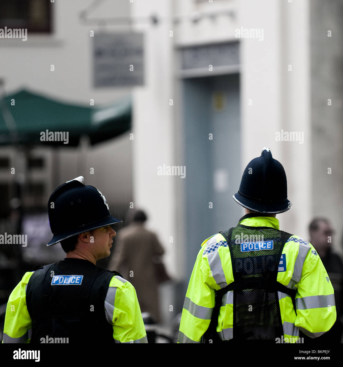 Zwei männliche Polizei Polizisten im Dienst. Stockfoto