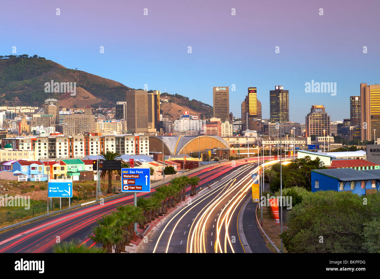 Am frühen Morgen wegen Blick auf Verkehr auf Eastern Boulevard führt in der City of Cape Town, Südafrika. Stockfoto