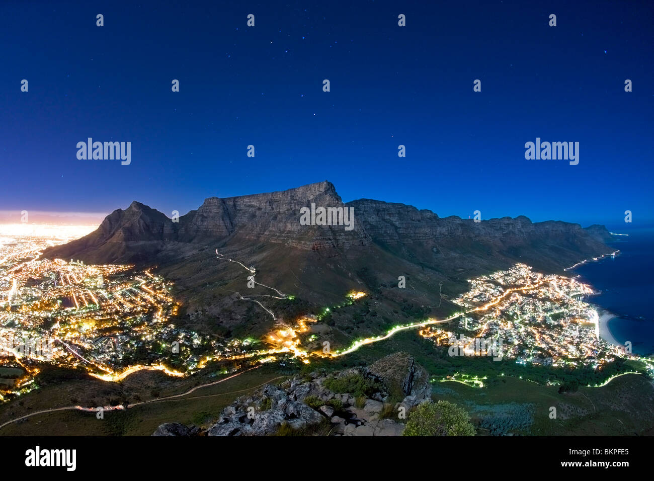 Table Mountain unter Vollmond hell mit Sternen am Himmel, Cape Town, Südafrika. Stockfoto