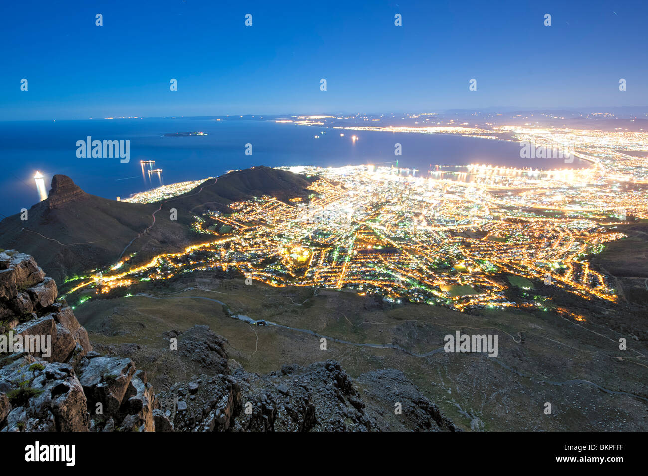 Nacht, Mondschein-Blick von der City of Cape Town vom Gipfel des Tafelbergs in Südafrika. Stockfoto