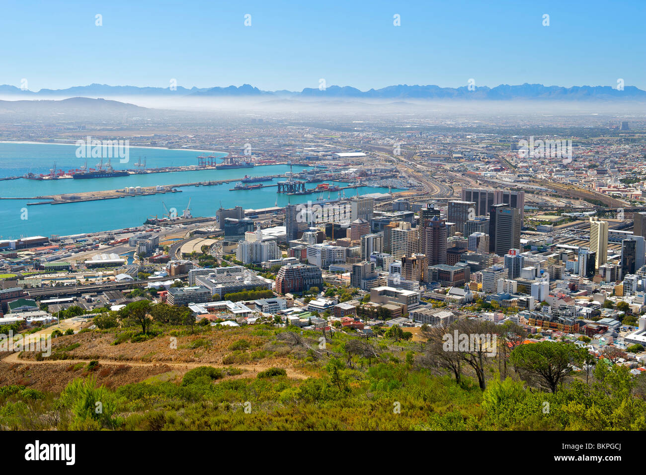 Blick von der City of Cape Town vom Signal Hill zeigt die CBD, den Hafen und die Hottentots Holland Mountains. Stockfoto