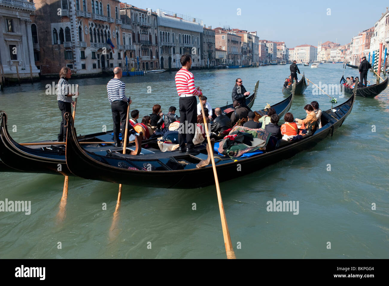 Gondoliere singt Opern-Arien für japanische Touristen in Gondeln auf dem Canal Grande in Italien Stockfoto