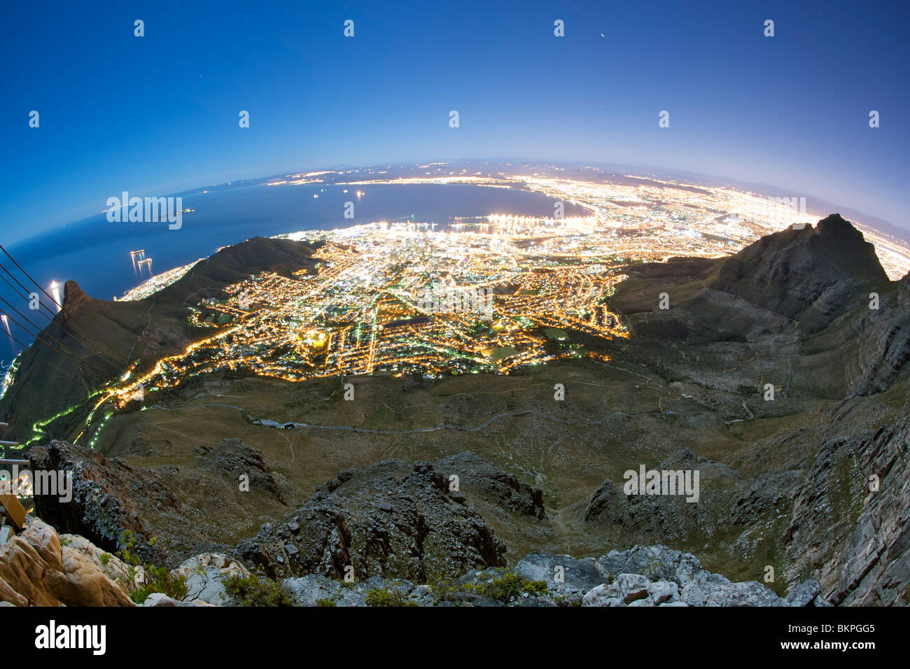 Nacht, Mondschein-Blick von der City of Cape Town vom Gipfel des Tafelbergs in Südafrika. Stockfoto