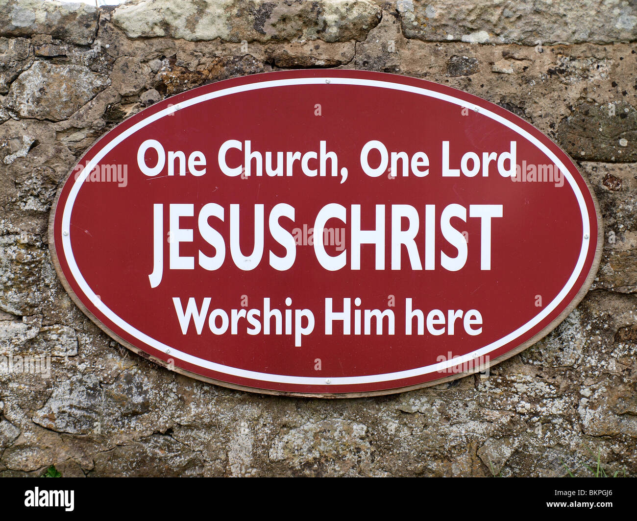 Ein Zeichen außerhalb einer Kirche sagt "eine Kirche, einen Herrn. Jesus Christus. Betet ihn hier " Stockfoto