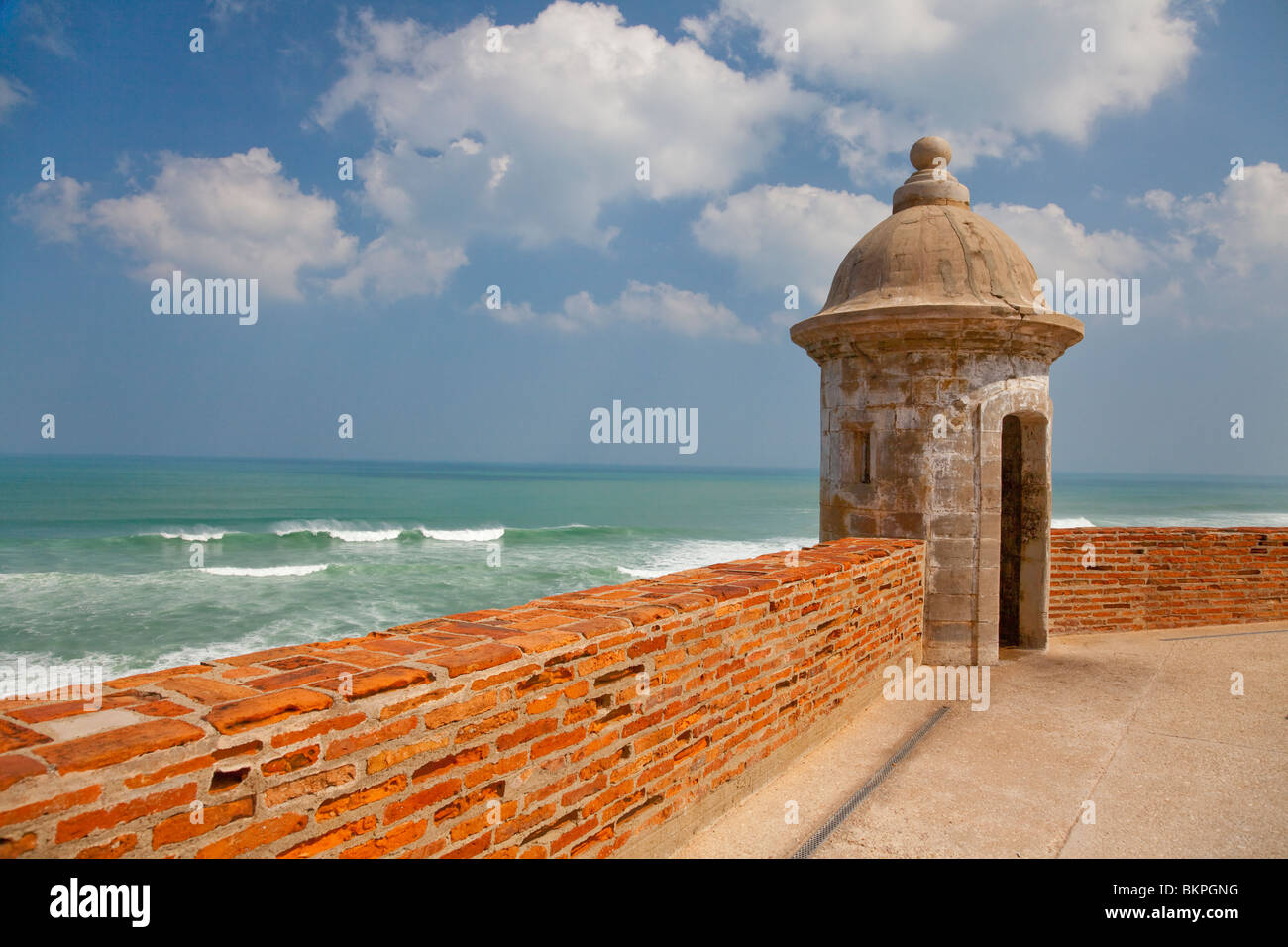 Ein Schilderhaus mit Blick aufs Meer auf der Burg von San Cristobal in San Juan, Puerto Rico, West Indies. Stockfoto