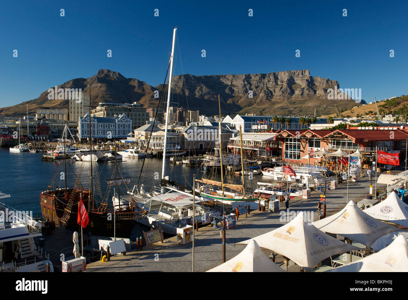 Am frühen Morgen Blick auf die Waterfront in Kapstadt mit dem Tafelberg im Hintergrund. Stockfoto