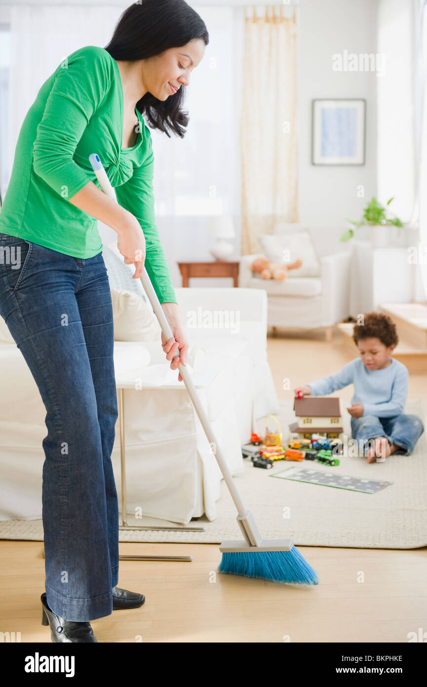 Mischlinge Mutter geschwungenen Boden Stockfoto