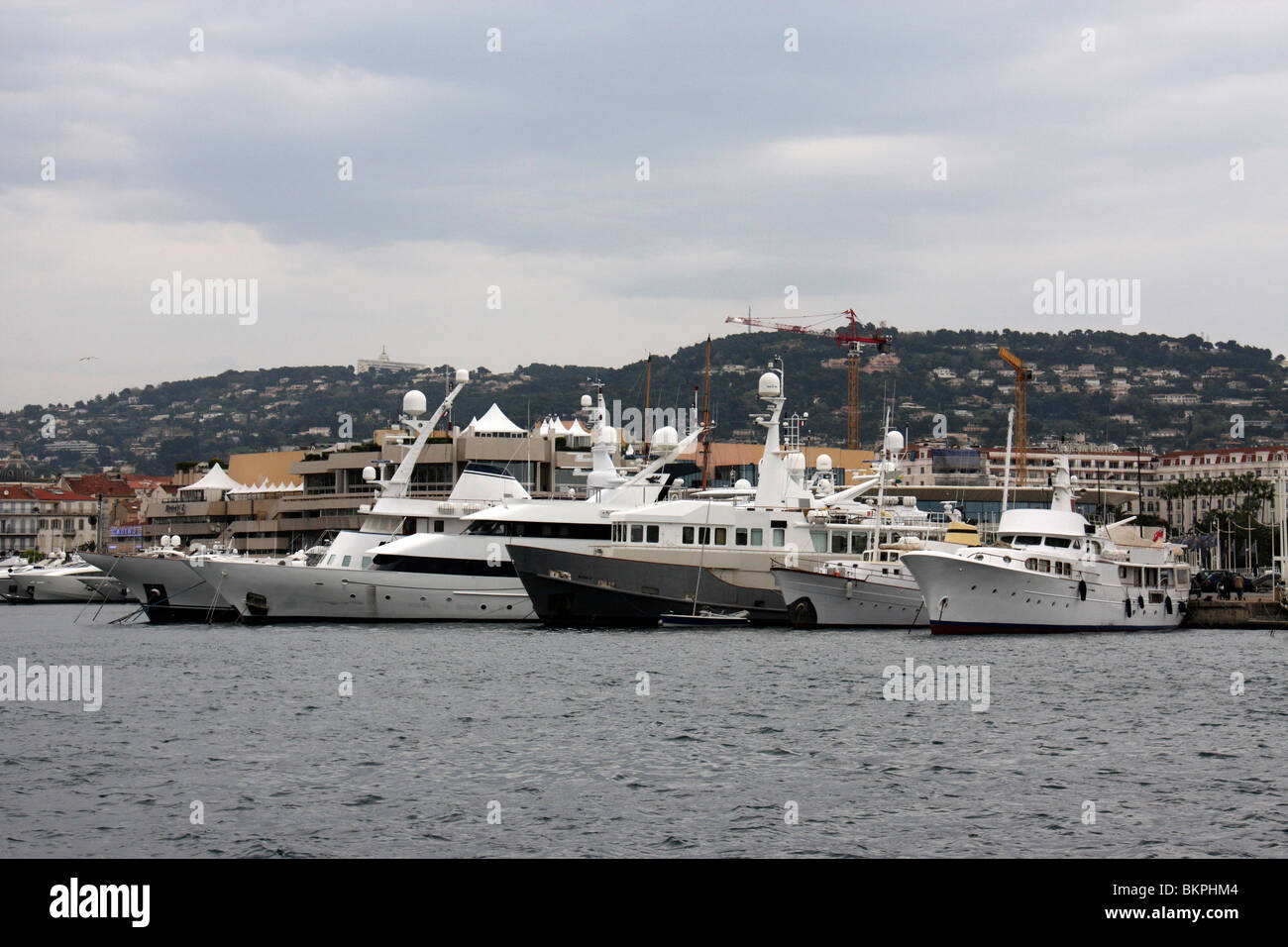 Jachten, stockwerkartig Multi Gebäude und Waterfront-Restaurants in Cannes, Frankreich Stockfoto