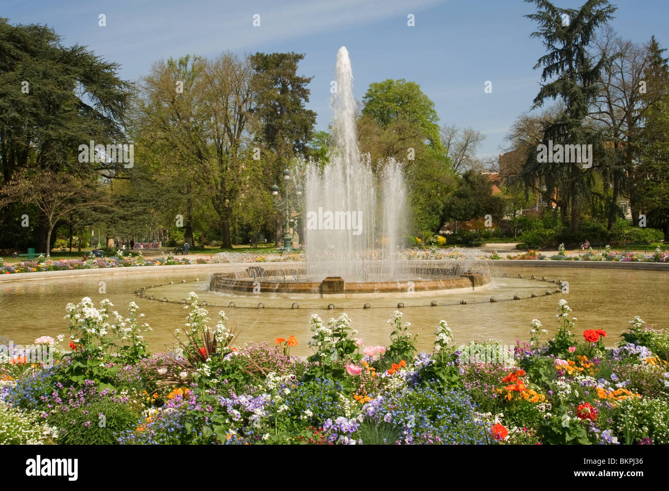 Jardin du Grand Rond und Brunnen mit schönen Blumenbeeten in Toulouse Liebestollheit-Garonne Midi-Pyrenäen-Frankreich Stockfoto
