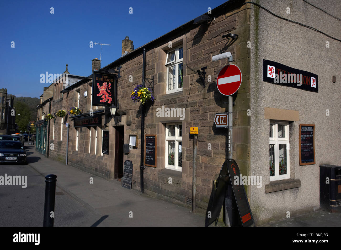 der red Lion Pub in Bakewell Stadtzentrum in hohen Peak District Derbyshire England Großbritannien. Stockfoto