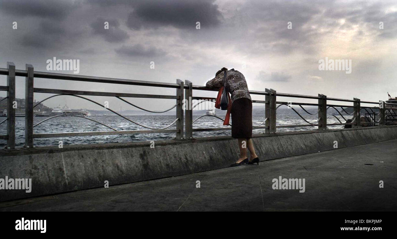 UC MAYMUN (2008) DREI AFFEN (ALT) NUR BILGE CEYLAN (DIR) UCMA 002 Stockfoto