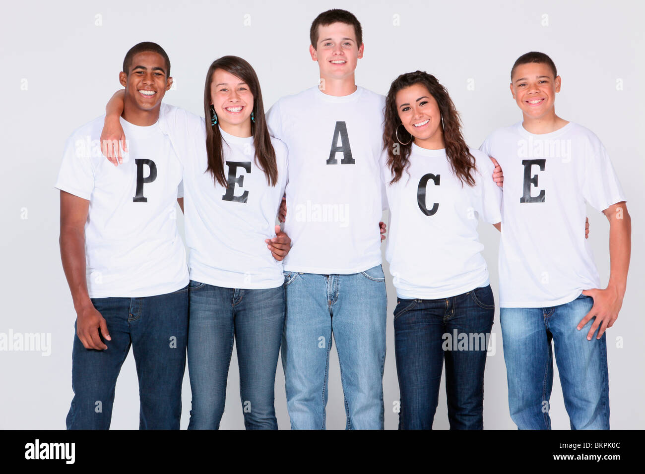 Eine Gruppe von Jugendlichen mit ihren T-Shirts Rechtschreibung "Frieden  Stockfotografie - Alamy