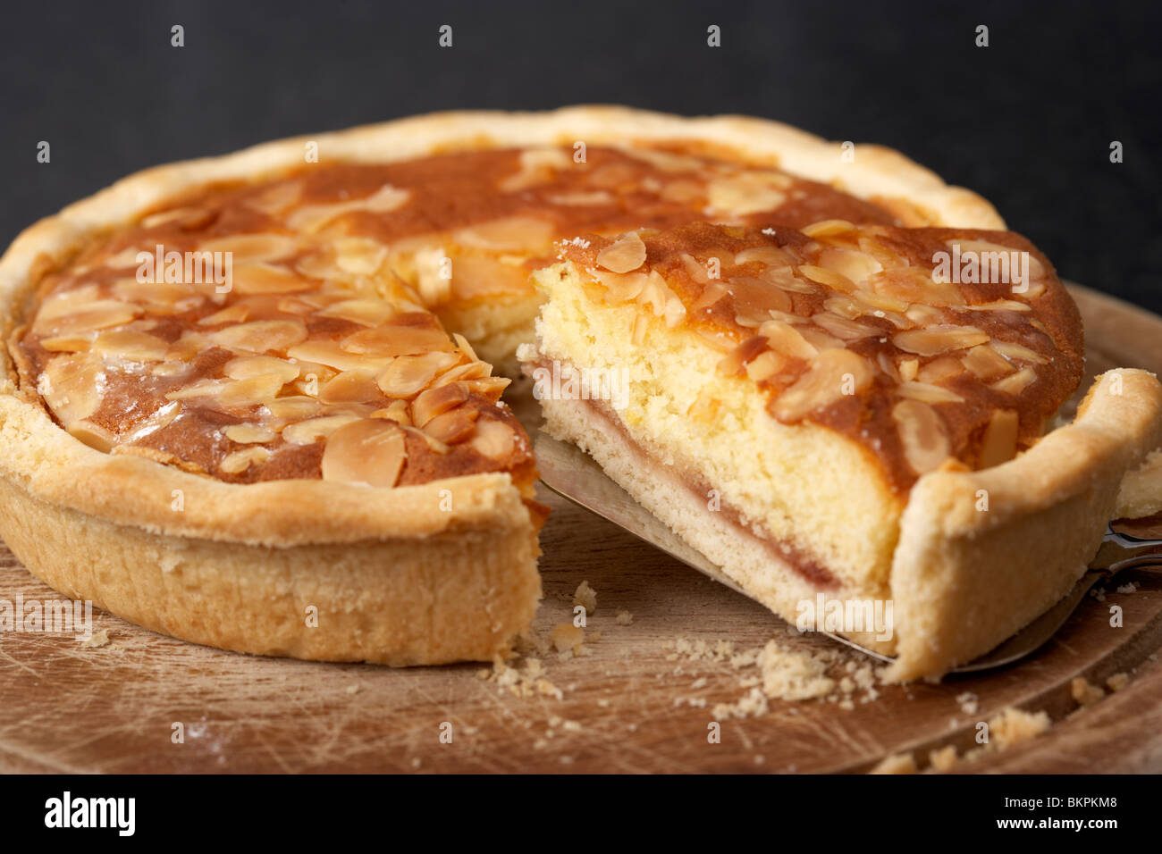 Scheibe abschneiden aus einem Original Bakewell Tart vom Peak District Derbyshire England UK Stockfoto