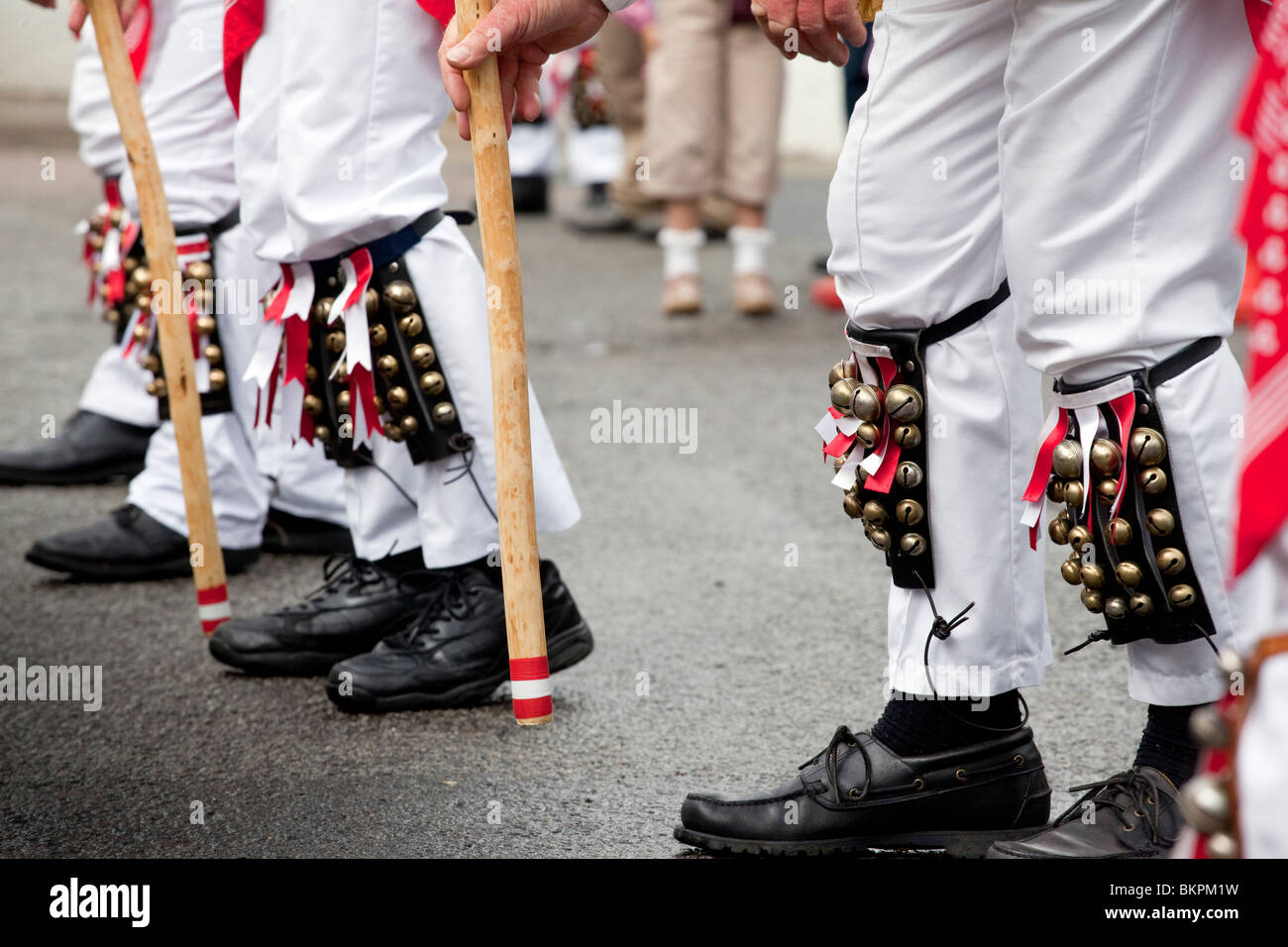 Morris Tänzer oder Kannengießer singend und tanzend auf Mayday in Chagford Devon Stockfoto