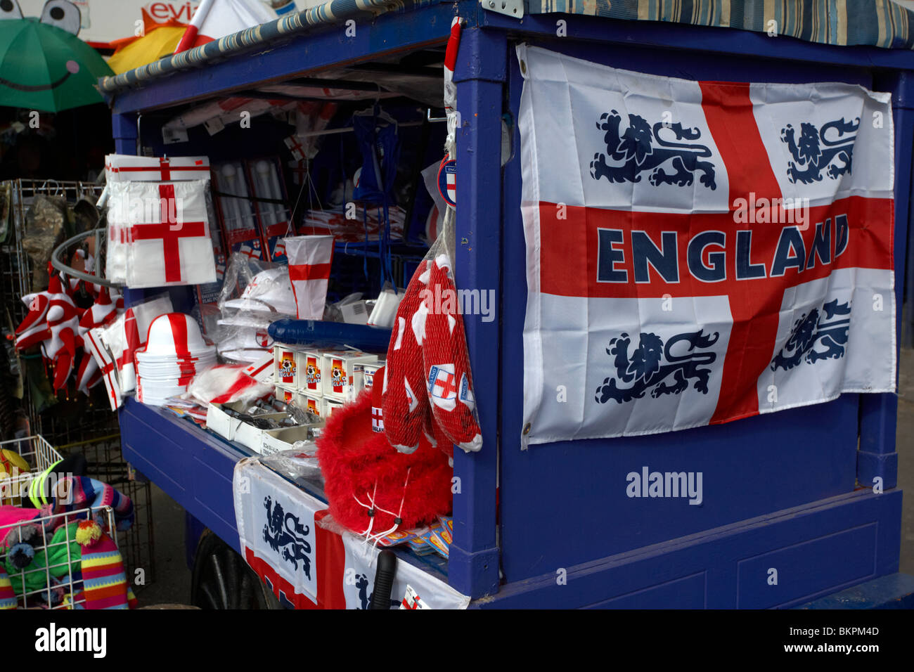 Stall selling England Fahnen und England Souvenirs in Blackpool England uk Stockfoto