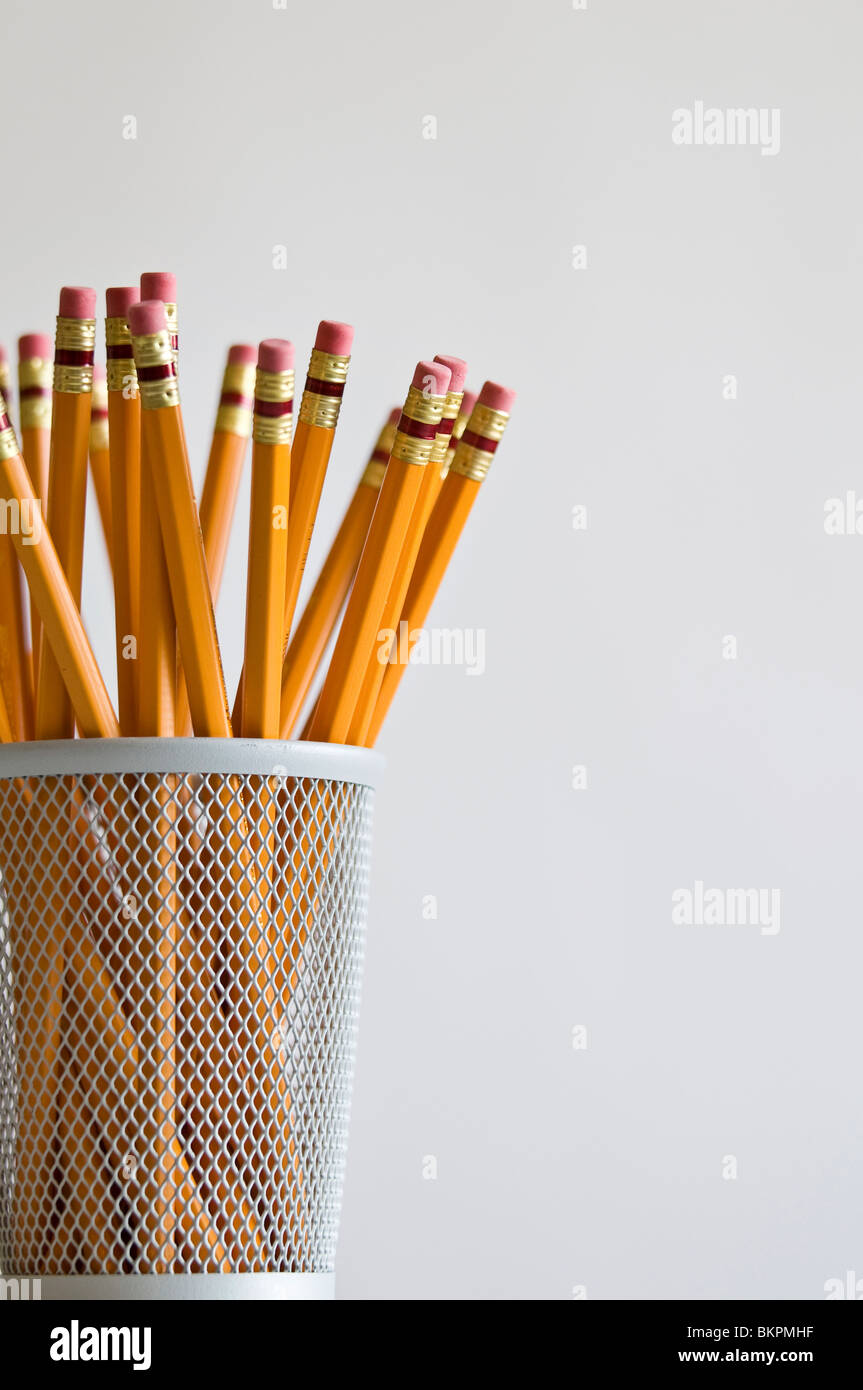Zahlreiche orange HB führen Bleistifte in Halter, auf weißem Hintergrund. Stockfoto
