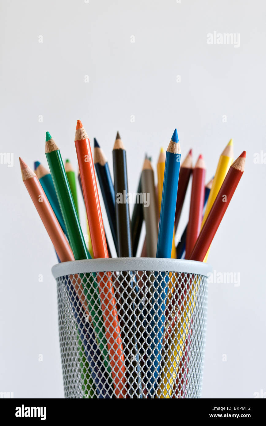 Farbige Kunst Bleistifte in Stifthalter auf weißem Hintergrund. Stockfoto