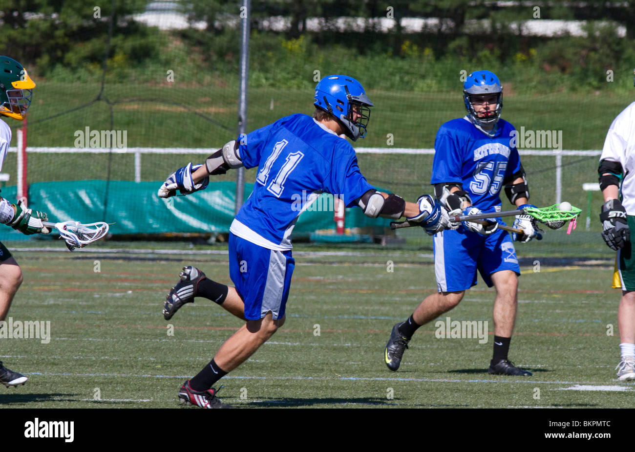 Jungen High School Varsity Lacrosse Spiel. Stockfoto