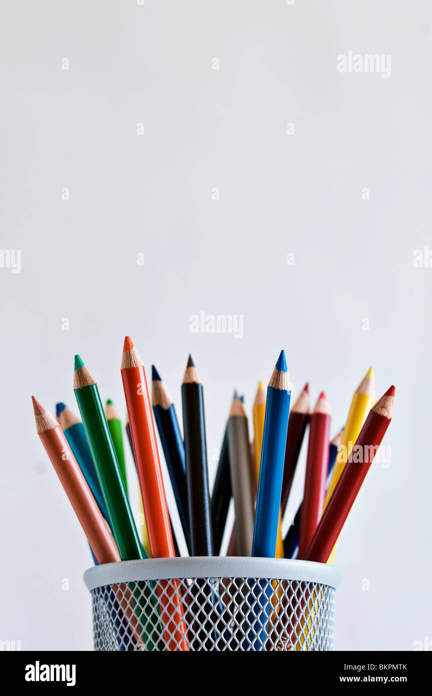 Farbige Kunst Bleistifte in Stifthalter auf weißem Hintergrund. Stockfoto