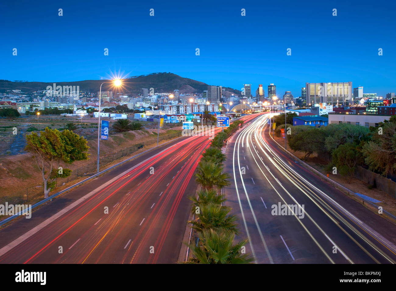 Am frühen Morgen wegen Blick auf Verkehr auf Eastern Boulevard führt in der City of Cape Town, Südafrika. Stockfoto