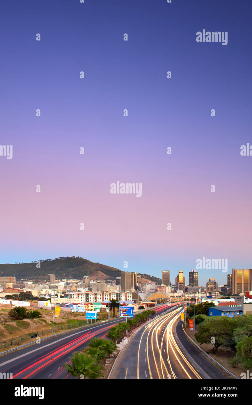 Am frühen Morgen wegen Blick auf Verkehr auf Eastern Boulevard führt in der City of Cape Town, Südafrika. Stockfoto
