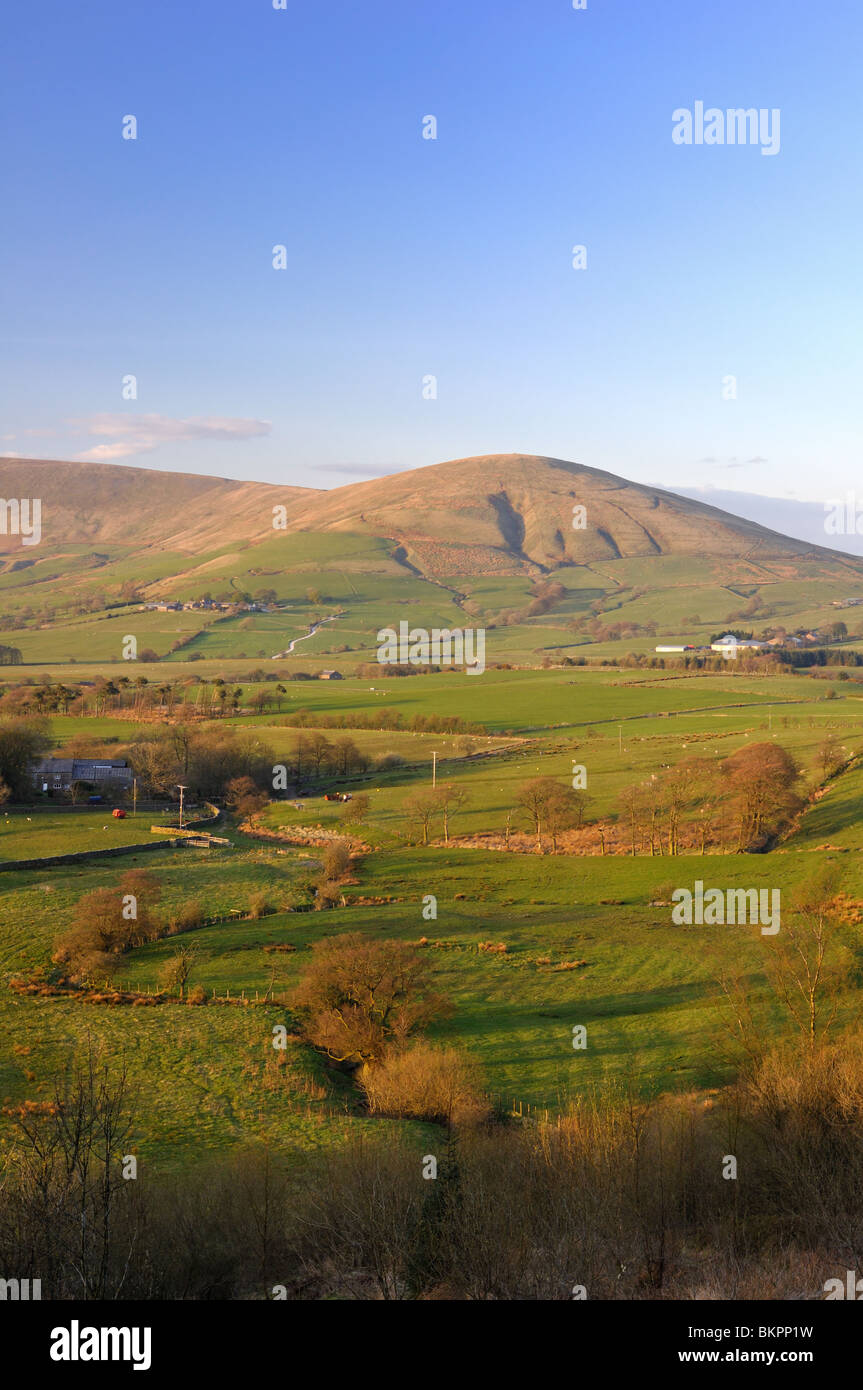 Parlick Hecht von spätabends Sonneneinstrahlung Vorfrühling im Wald von Bowland Lancashire beleuchtet Stockfoto