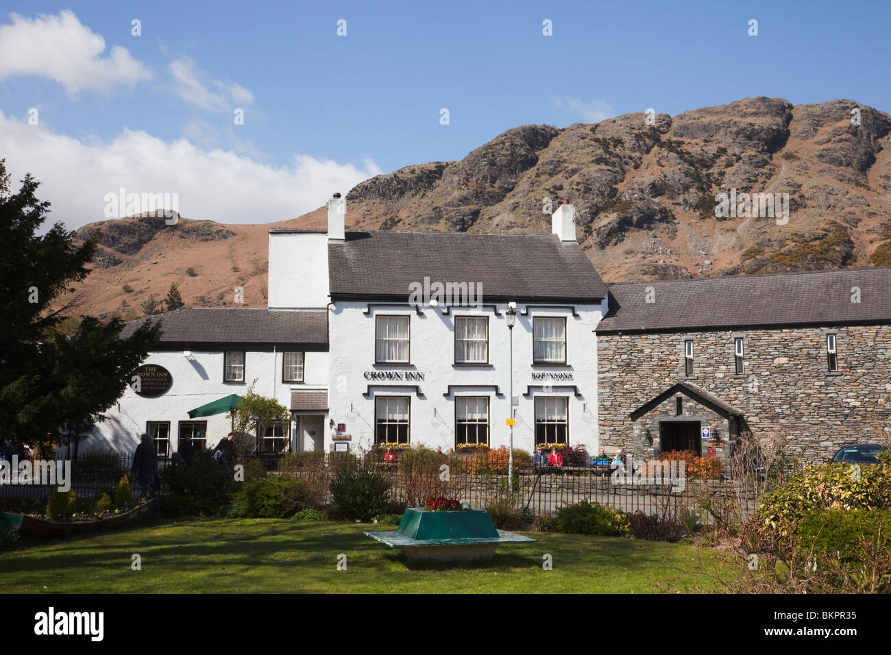 Coniston, Cumbria, England, UK, Europa. Der Crown Inn Lakeland Dorfkneipe in den Lake District National Park Stockfoto