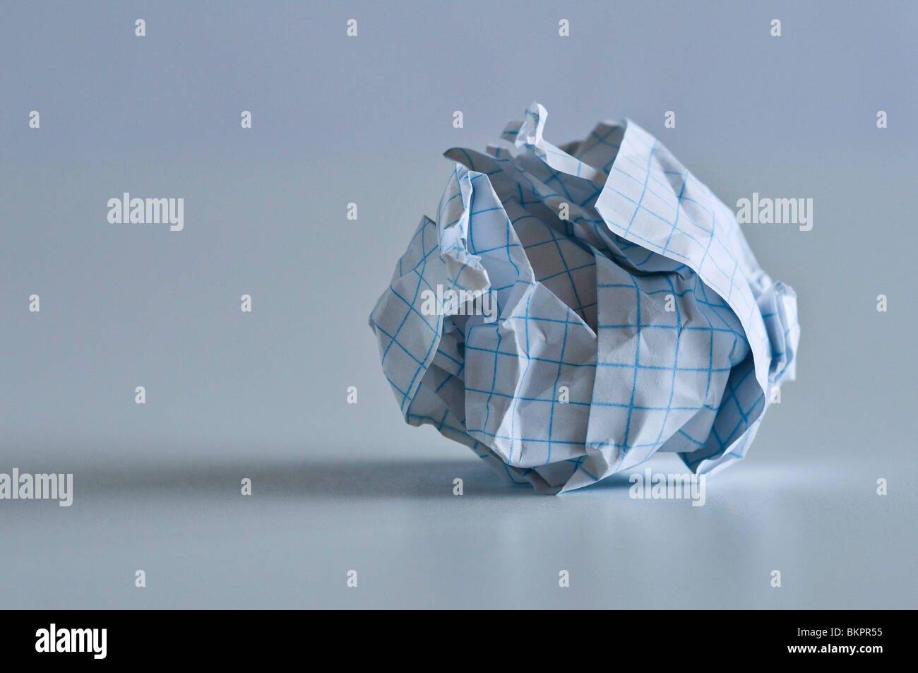 Zerfallene Ball von Millimeterpapier. Stockfoto