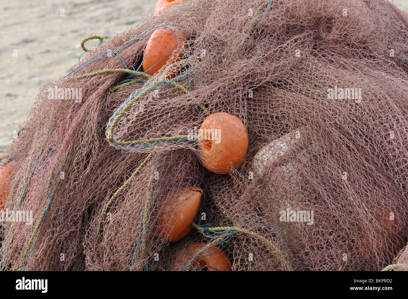 Das Fischernetz rollte sich in einem Paket zusammen, das am Strand in Kozhikode, Kerala, Indien, liegt Stockfoto