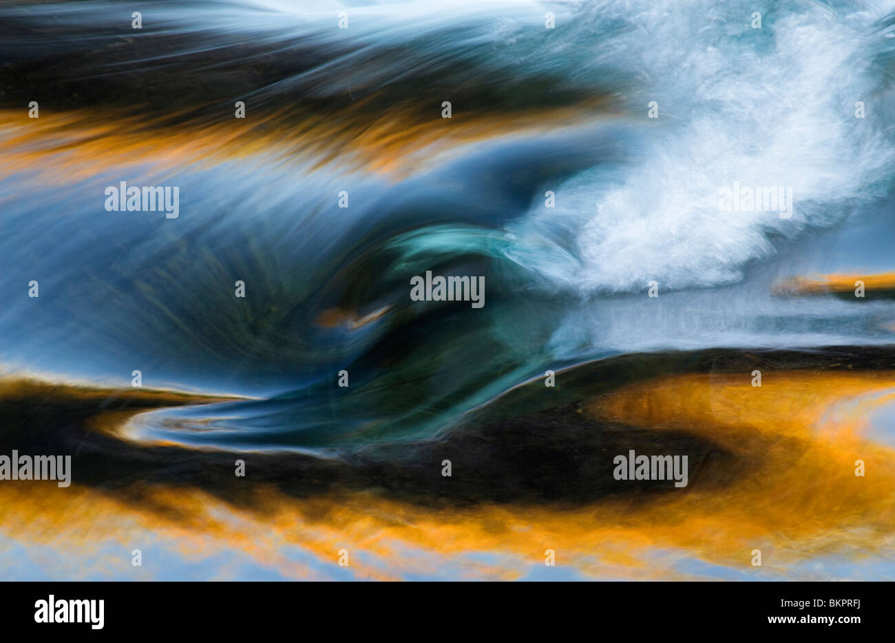 Abstrakte Bilder von Wasser in einem Bach mit Herbstfarben Stockfoto