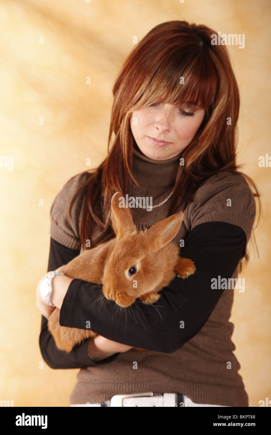 Junge Frau Mit Kaninchen / junge Frau mit Kaninchen Stockfoto