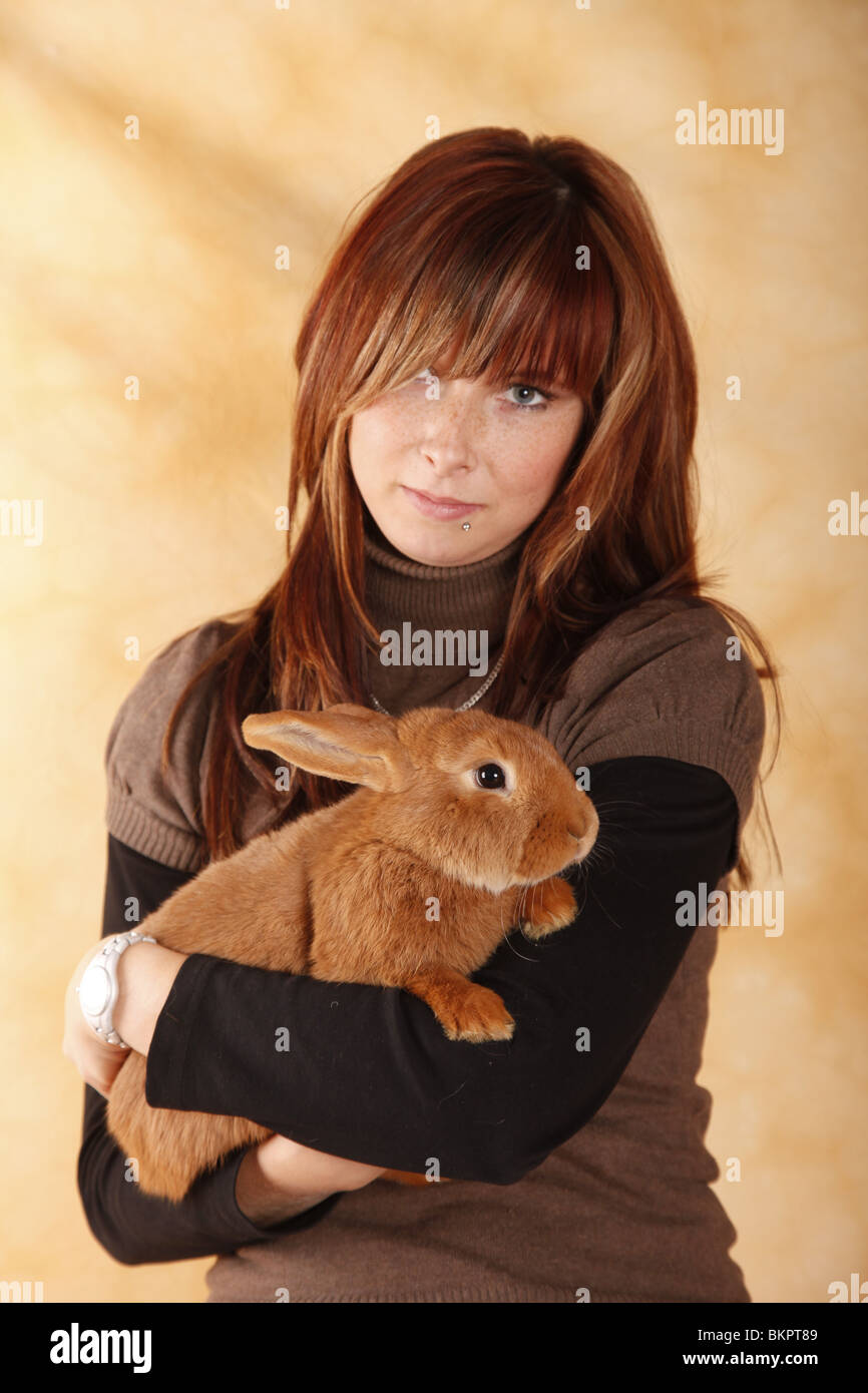 Junge Frau Mit Kaninchen / junge Frau mit Kaninchen Stockfoto