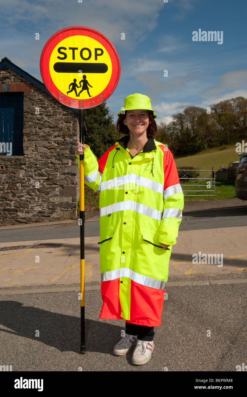 Ein Lutscher Straße Kreuzung Sicherheit Offizier Frau Lady, ländlichen Ceredigion Wales UK Stockfoto