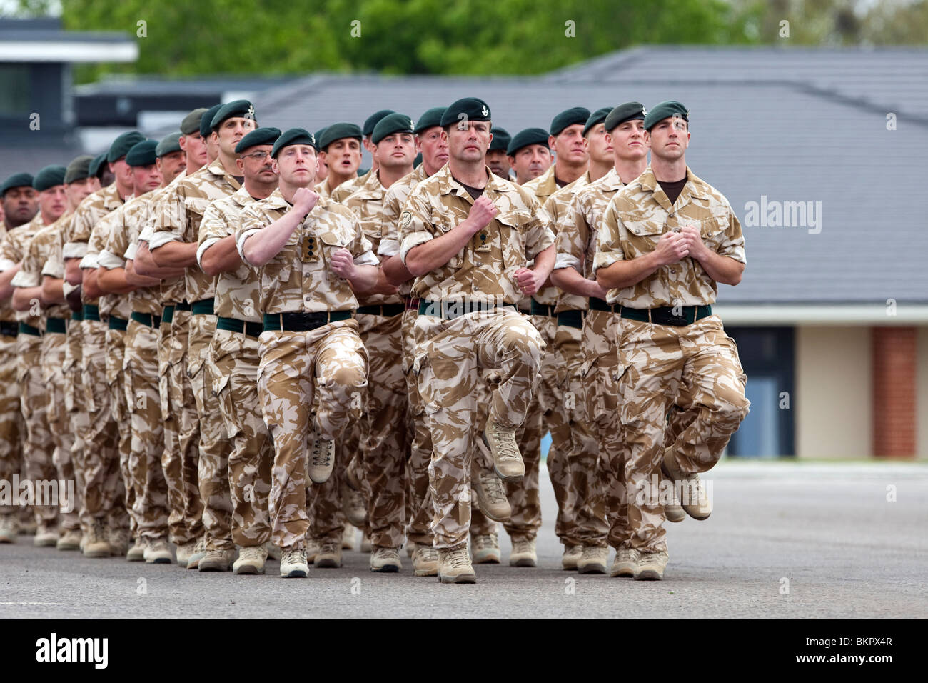 Die britischen Armeen 4. Bataillon The Rifles auf Parade am Bulford Camp Kiwi-Kaserne Exerzierplatz in Wüste-Kit Stockfoto