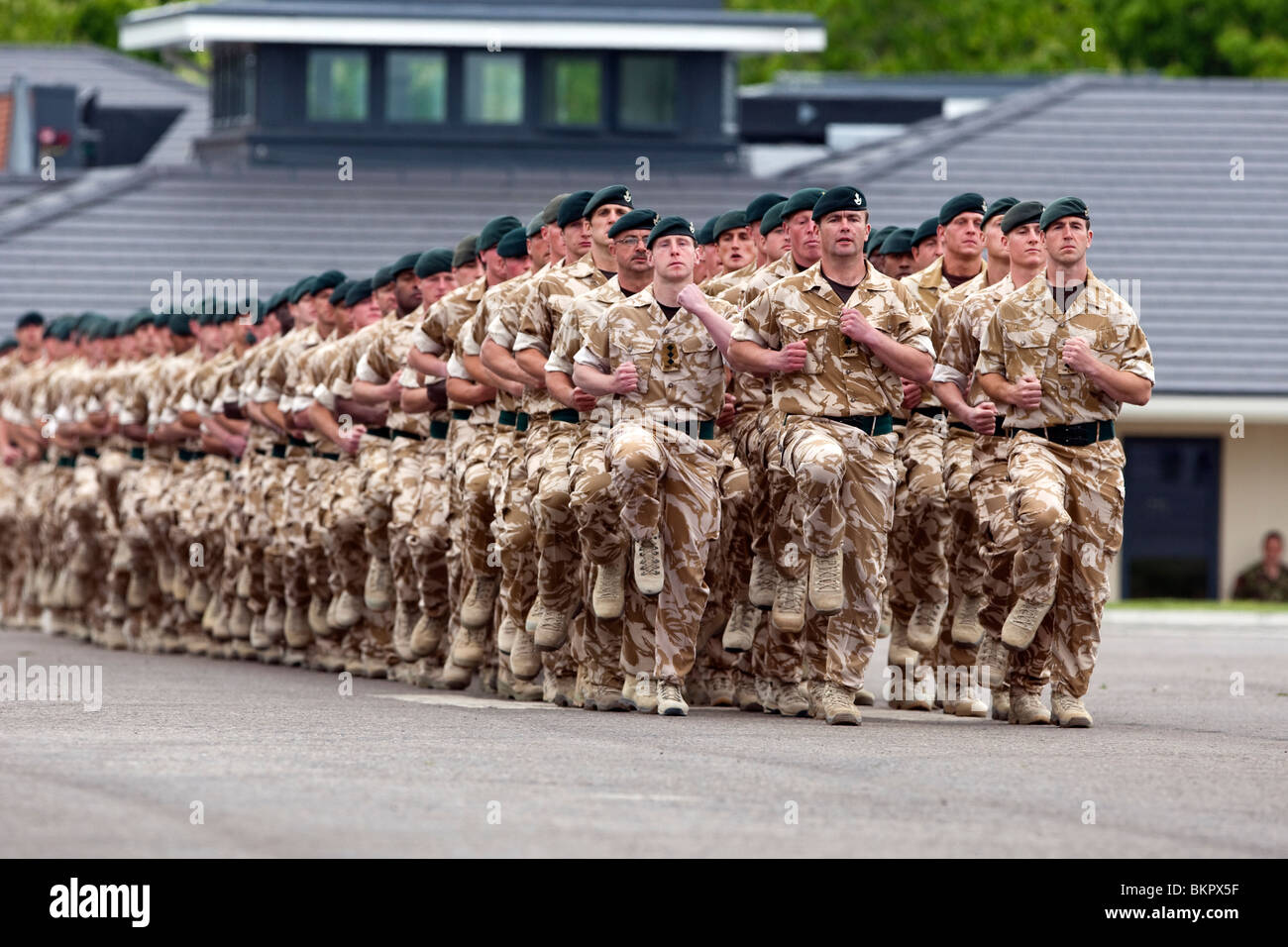 Die britischen Armeen 4. Bataillon The Rifles auf Parade am Bulford Camp Kiwi-Kaserne Exerzierplatz in Wüste-Kit Stockfoto