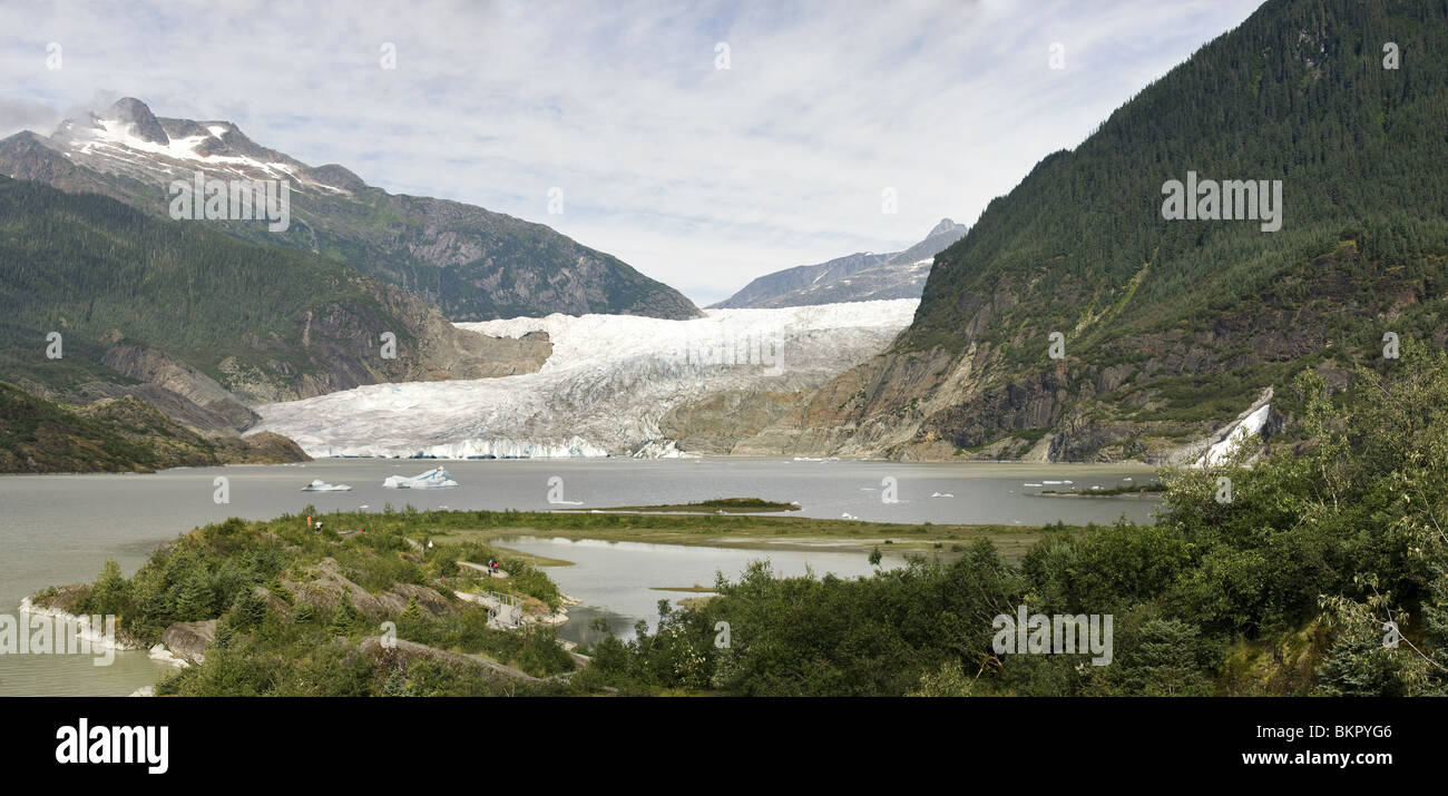 Blick auf Mendenhall-Gletscher und See und Trail führt zu übersehen, Juneau, Alaska, Sommer. Stockfoto