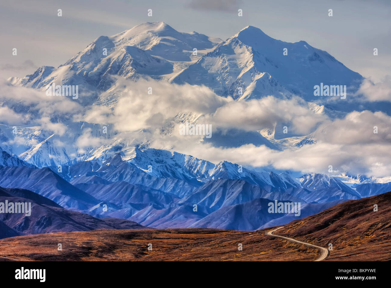 Malerische Aussicht auf Mt. McKinley mit bunten Herbst Tundra und die Parkstraße in den Vordergrund, Denali-Nationalpark, Alaska Stockfoto