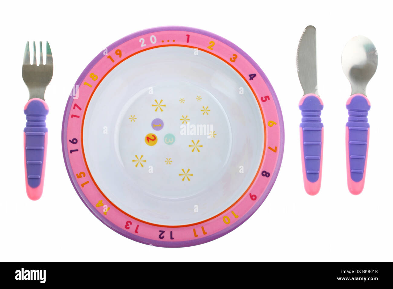 Kinder essen Teller mit Besteck, isoliert auf weiss Stockfoto