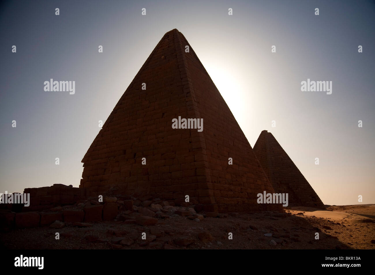 Sudan, Karima. Die Pyramiden von Karima in der Abenddämmerung. Stockfoto