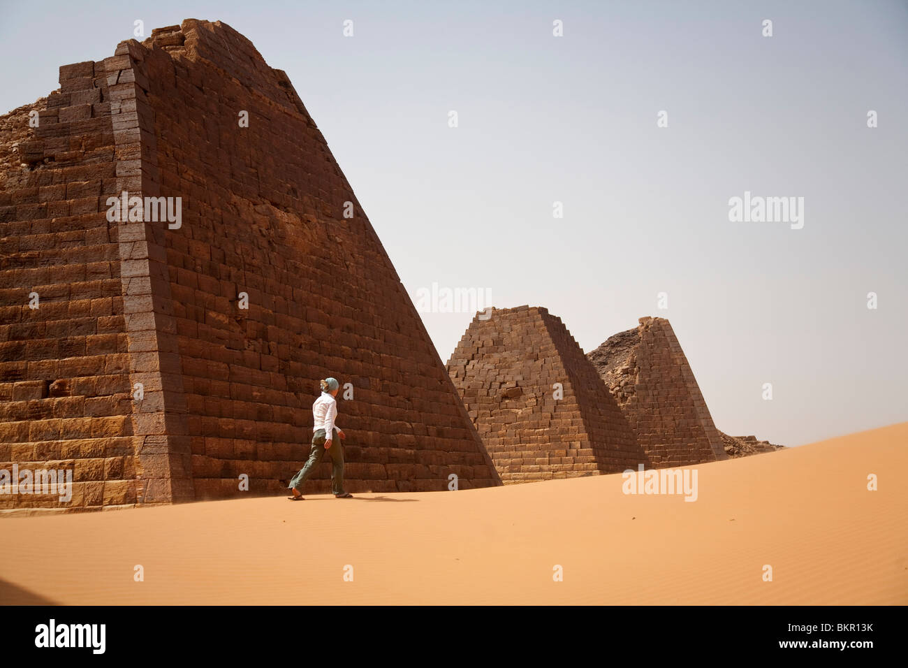 Sudan, Begrawiya. Ein Tourist erforscht die nubischen Pyramiden. Stockfoto