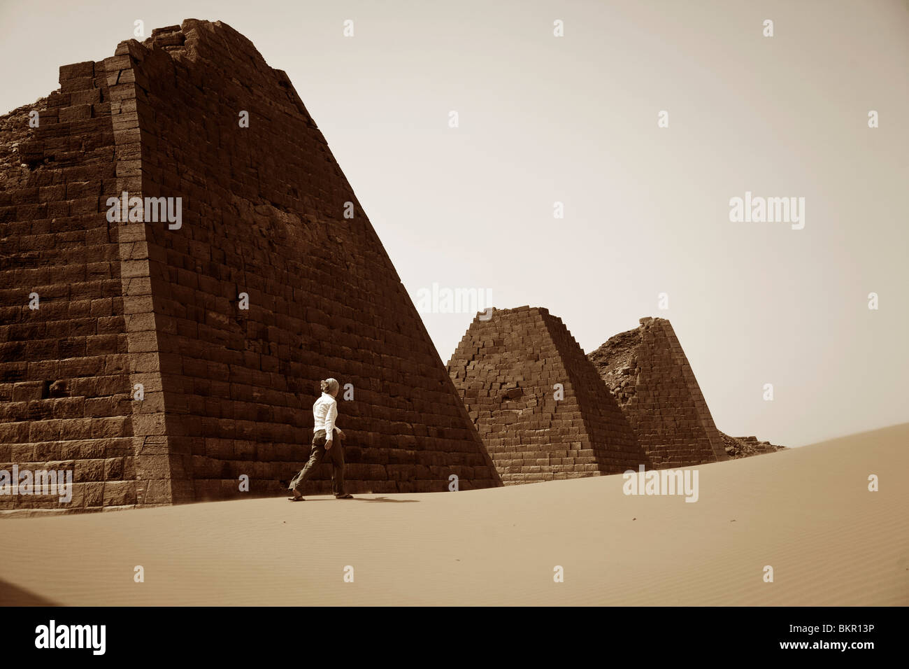 Sudan, Begrawiya. Ein Tourist erforscht die nubischen Pyramiden. Stockfoto
